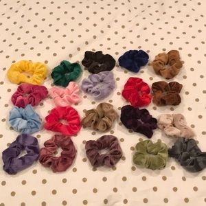 {NEVER BEEN USED SCRUNCHIES} (velvet)